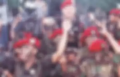 Prabowo Subianto dan prajurit Kopassus