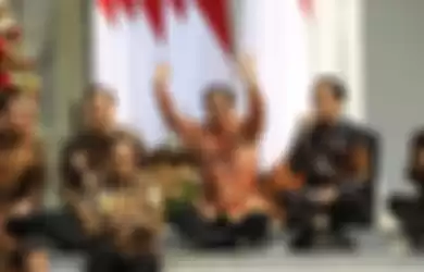 Presiden Jokowi memperkenalkan para menterinya dengan cara duduk di tangga Istana