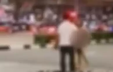 Detik-detik Gadis Nekat Buka Baju di Tengah Jalan Sambil Teriak-teriak, Videonya Viral di Facebook