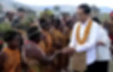 Presiden Joko Widodo (Jokowi) menerima sambutan dari warga Kabupaten Pegunungan Arfak, Papua Barat, saat melakukan kunjungan, Minggu (27/10/2019). Kunjungan ini menjadi kunjungan kerja pertama Jokowi pascapelantikan dirinya sebagai presiden terpilih periode 2019-2014, 20 Oktober lalu.