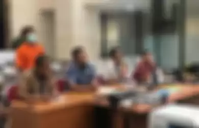 Kepala Subdit II Direktorat Tindak Pidana Siber Bareskrim Polri, Kombes Rickynaldo Chairul (batik biru) saat konferensi pers di Gedung Bareskrim Polri, Jakarta Selatan, Jumat (25/10/2019).