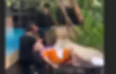 Istri Ajun Perwira unggah video keramas di kolam renang mewah