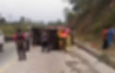 Proses evakuasi truk dan keluarga yang kecelakaan di Lampung.