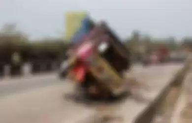 Kecelakaan truk dengan 2 motor di Jalinsum, Tarahan, Lampung Selatan, Minggu 27 Oktober 2019
