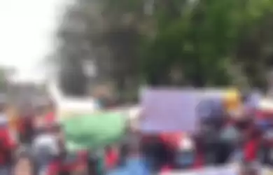 Demo mahasiswa Kendari di depan Gedung DPRD Sulawesi Tenggara, Kamis (26/9).