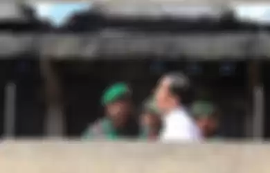 Presiden Joko Widodo (kedua kanan) didampingi Pangdam XVII/Cendrawasih Mayjen TNI Herman Asaribab (kiri) mengamati bangunan yang terbakar saat kerusuhan lalu di Pasar Wouma, Kota Wamena, Kabupaten Jayawijaya, Papua, Senin (28/10/2019).