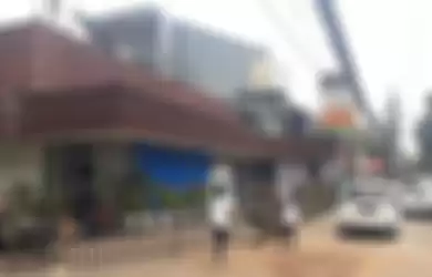 Apotek Senopati di Jalan Senopati, Kebayoran Baru, Jakarta Selatan, yang ditabrak mobil Livina, Minggu (27/10/2019), dini hari. 