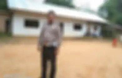 Uang Bangun Gedung Kurang, Bripka Ralon Manurung Rela Jual Perhiasan Istri Demi Bangun Sekolah di Dusun Terpencil Riau