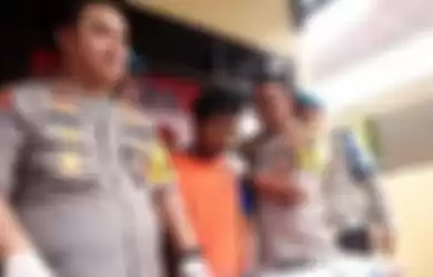 Adi Indra Purnama diapit oleh Kapolres Jombang, AKBP Bobby P Tambunan (kiri) dan Wakapolres Jombang, Kompol Budi Setiono (kanan), di depan Kantor Unit Perlindungan Perempuan dan Anak (PPA) Polres Jombang, Jawa Timur, Sabtu (2/11/2019).