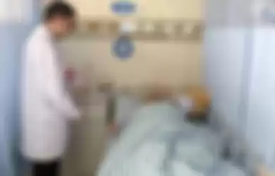 Pemuda yang terkena stroke dengan dokter yang merawatnya