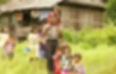 Brigadir Kepala Bastian Tuhuteru bersama anak-anak di Dusun Walapau, Desa Wamlama, Kecamatan Namrole, Kabupaten Buru Selatan, Maluku. Anggota Polri itu mengajar anak-anak di kampung yang belum tersentuh akses pendidikan itu.