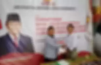 Hariyadi Nugroho, relawan dari terdakwa kasus vlog idiot, Ahmad Dhani, mengaku disuruh Dhani mengambil formulir pendaftaran calon wali kota Surabaya untuk Pilkada 2020 di kantor DPC Partai Gerindra Surabaya, Sabtu (26/10/2019). 