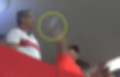 Aksi Gubernur Kalimantan Tengah melempar botol ke dalam lapangan ketika menyaksikan laga antara Kalteng Putra vs Persib Bandung.