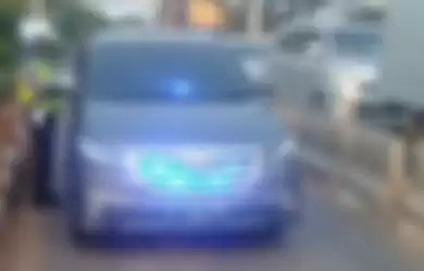 Polisi hentikan Toyota Kijang Innova bernopol RF, nekat serobot jalur busway sambil nyalakan lampu strobo.