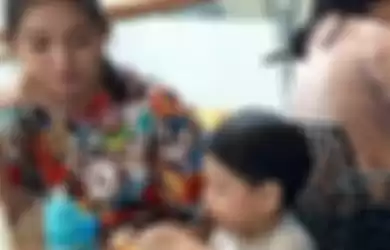 Potret sederhana Selvi Ananda yang memakai kaus mickey mouse saat temani Jan Ethes makan donat di food court