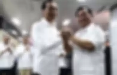 Presiden Joko Widodo dan Ketua Umum Partai Gerindra, Prabowo Subianto memberikan keterangan pers di Stasiun MRT Senayan, Jakarta Pusat, Sabtu (13/7/2019).