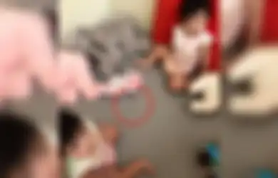 Anak-anaknya Terlihat Anteng, Ibu Ini Terkejut saat Tahu Kedua Anaknya Sedang Makan ‘Camilan’ Menjijikan Sekaligus Berbahaya Ini