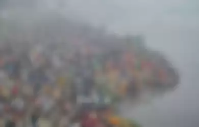Warga India dalam festival chhath Puja di sungai Yamuna