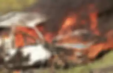 Ilustrasi mobil terbakar.