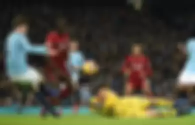 Sapuan John Stones atas tendangan Sadio Mane masih membentur Ederson Moraes pada pertandingan Manchester City vs Liverpool di Stadion Etihad dalam lanjutan Liga Inggris, 3 Januari 2019.