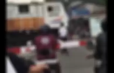 Sebuah video yang menampilkan seorang masinis turun dari lokomotif dan membeli makanan di warung sedang menjadi perbincangan hangat