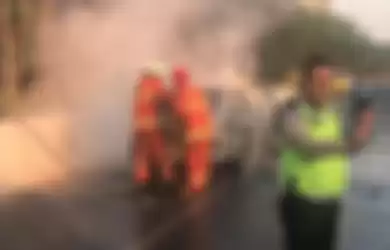 Mobil terbakar dekat gardu Tol Ciputat 2 (7/11/2019). 