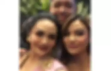 Krisdayanti, Aurel dan Azriel tampak selfie bersama