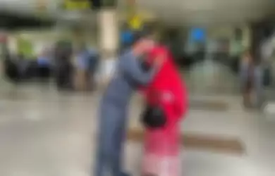 Foto momen cium kening sang Ibu sebelum Aula berangkat ke AS