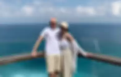 Selfie di Mobil Mewah dengan Suami, Bunga Zainal Dituding Foto Bareng Sang Kakek Oleh Netizen Usil