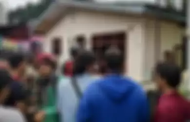 Warga dan awak media berkerumun di depan rumah terduga pelaku bom bunuh diri di Polrestabes Medan