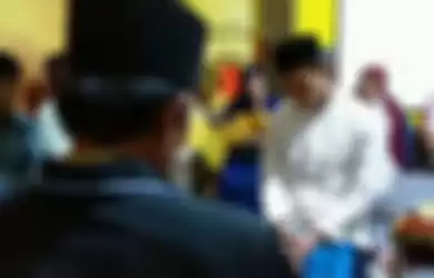 Seorang tahanan melangsungkan pernikahannya di ruang Reskrim Polres Palopo, Jumat (15/11/2019)