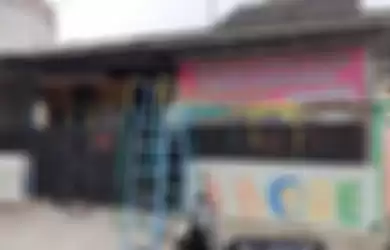 Taman Kanak-Kanak Islam Terpadu (TK-IT) Raihan Islamic School di Perum Kota Serang Baru Blok H, Desa Wibawa Mulya, Kecamatan Cibarusah, Kabupaten Bekasi menjadi sasaran pelemparan batu. 