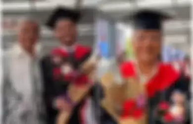 Bangga Bisa Sekolahkan Anak Sampai Sarjana Meski Tak Pernah Kuliah, Seorang Ayah Minta Pakai Toga di Hari Wisuda Putranya