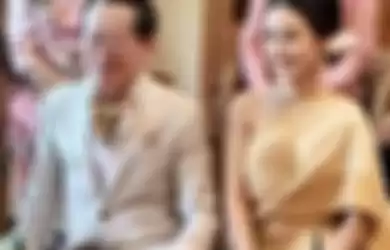 Mempelai pengantin mengenakan pakaian khas Thailand