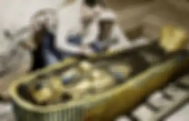 (ilustrasi) Howard Carter dengan mumi Firaun Tutankhamun.