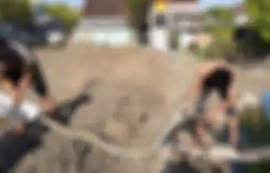 'Saya Memang Suka Ular Sejak Kecil,' Sedang Beri Makan Lele, Warga Temukan Ular Sanca Kembang Sepanjang 3 Meter