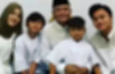 Sule bersama keempat anaknya