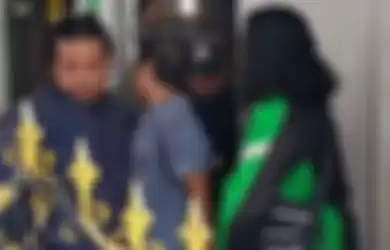 Polisi menangkap pria pelaku teror sperma di Kota Tasikmalaya, Senin (17/11/2019) Siang. (isep heri herdiansah/tribun jabar)