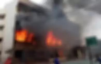 Kebakaran melanda SMA Yadika 6 di Pondokgede, Bekasi, Senin (18/11/2019).