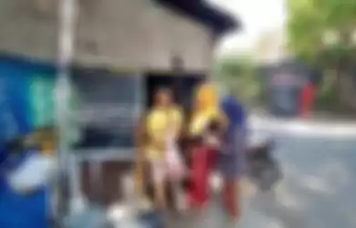 Seorang pembeli keluar dari warung Warsinem dengan membawa sekantong berisi es teh, Selasa (19/11/2019). Warung itu berada di depan Puskesmas Purwodiningratan, Kecamatan Jebres, Solo.  