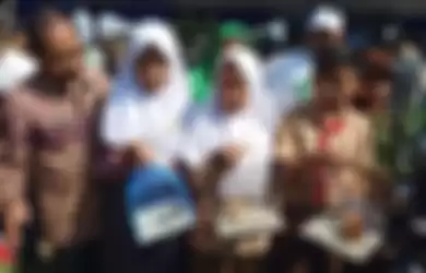 Wali Kota Bandung Oded M Danial secara simbolis memulai program ujicoba bagi-bagi anak ayam kampung kepada Siswa Sekolah Dasar (SD) dan Sekolah Menengah Pertama (SMP) dalam kegiatan Bandung Menanam Jilid 1 di Kolam Retensi Kelurahan Rancabolang, Kecamatan Gedebage, Kota Bandung, Kamis (21/11/2019).