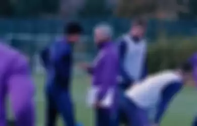 Jose Mourinho mulai latihan bersama para pemain Tottenham Hotspur.