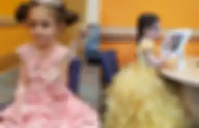 Gadis 5 Tahun Ini Mengenakan Gaun Princess yang Berbeda untuk Setiap Kali Dia Lakukan Ini di Rumah Sakit