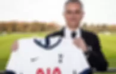 Jose Mourinho resmi bergabung dengan Tottenham Hotspur.
