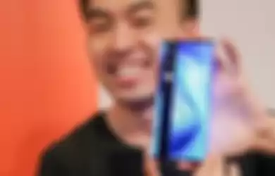 Country DIrector Xiaomi Indonesia Alvin Tse menunjukkan ponsel Mi Mix Alpha di Jakarta, Kamis (21/11/2019)