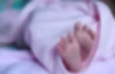 Seorang bayi ditemukan terbaring tak berdaya di lantai dengan banyak luka memar di wajahnya