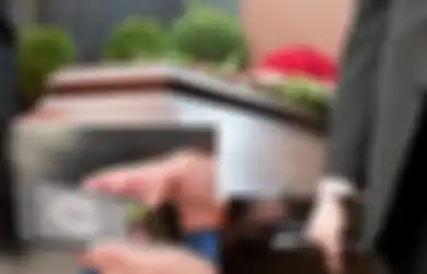 Tengah Melayat, Pria Ini Kaget Karena 'Ditelepon oleh Jenazahnya,' Lantaran Ponsel Itu Berada di Peti Mati, Polisi pun Sampai Turun Tangan