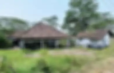 Bangunan kosong di desa yang tidak lagi berpenduduk karena berada di dalam kawasan peta terdampak lumpur Lapindo di Kecamatan Porong, Sidoarjo, Jawa Timur, Rabu (6/11/2019). 