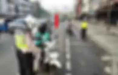 Marka jalan garis putih putus-putus pada jalur sepeda, itu tandanya mix traffic. 