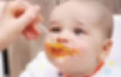 Bayi makan 